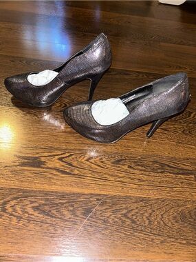 Y2K Metallic Charcoal Pointed-Toe Pumps